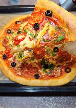 Швидка піца без замісу та дріжджів — готова за 20 хвилин!