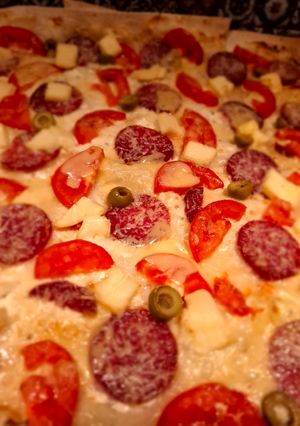 Швидка піца на лаваші з ковбасою та оливками