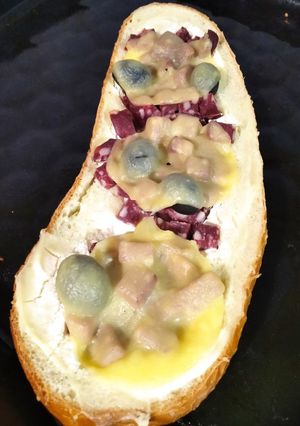 Швидка піца на батоні з ковбасою, оливками і сиром