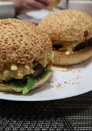 Бургер з яловичиною з соусом дзадзикі