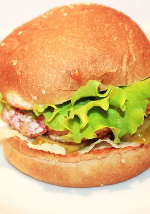 Бургер с котлетой из крабовых палочек