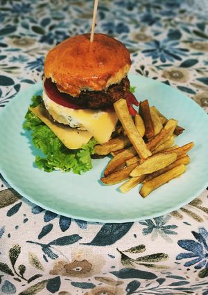 Бургер з котлети із яловичини і курятини