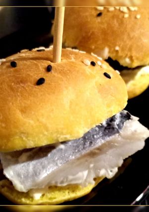 Фіш-бургери з оселедцем і маринованим огірком