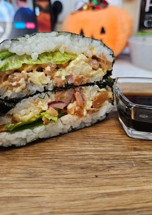 Суші бургер з горбушею і маринованою цибулею