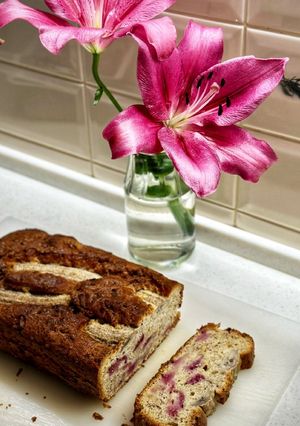 Банановий кекс з малиною та білим шоколадом