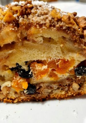 Ароматний пиріг із сухофруктами та яблуками