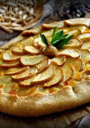 Галета з грушею і сиром сулугуні