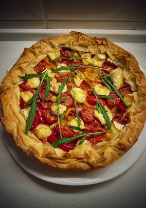 Галета з овочами та камамбером із тіста філо