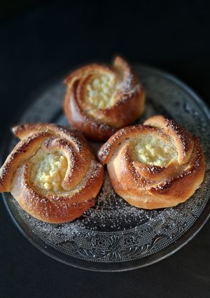 Булочки з сиром у вигляді троянд