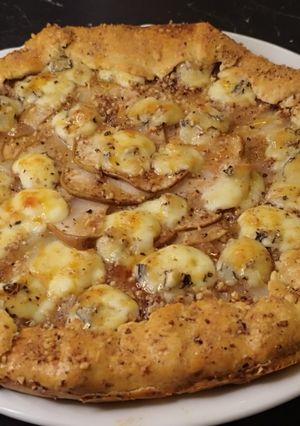 Галета з грушею і сиром Дорблю