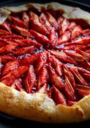 Галета з ревенем і полуницею