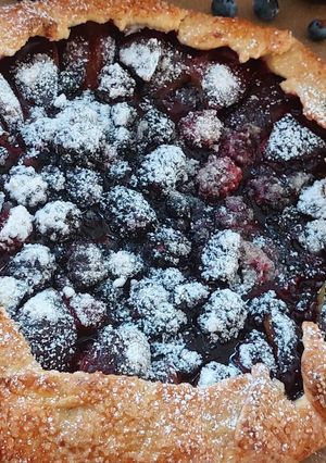 Галета з ожиною і сливами на сирному тісті