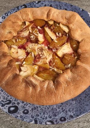 Галета з сливами і яблуками