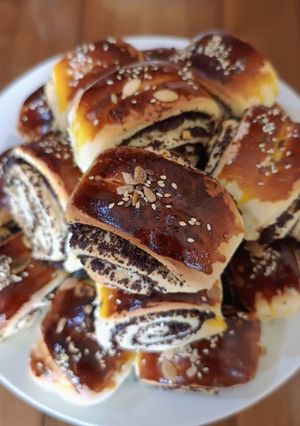 Дріжджові булочки з маковою начинкою