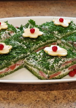 Закусочний тортик зі шпинатом та червоною рибкою