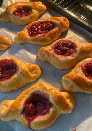 Дріжджові булочки з полуницею