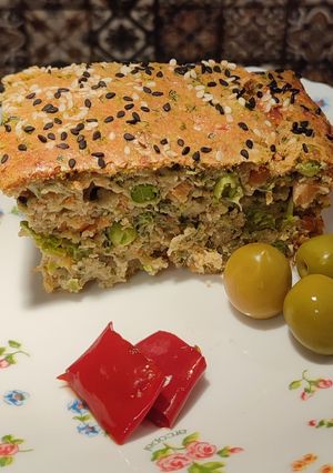 Заливний пиріг з червоною рибкою, шпинатом та горошком