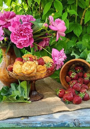 Кекси з ревенем та полуницею