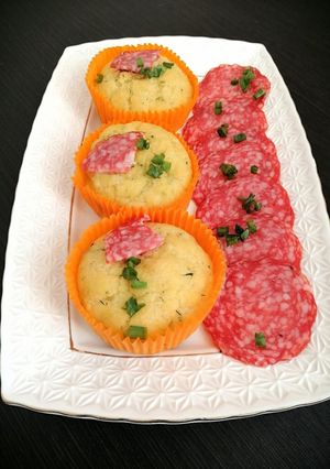 Кекси з твердим сиром і салямі