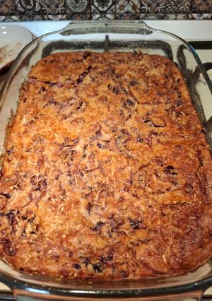 Заливний пиріг з червоної капусти із ковбасою