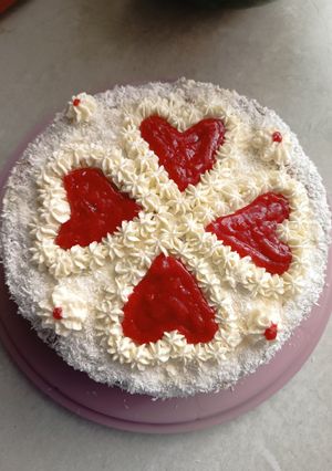 Кокосово-полуничний торт