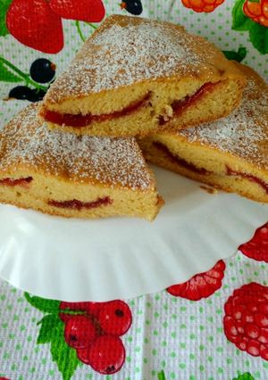 Медовий бісквіт з малиновим повидлом