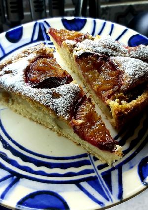 Пиріг зі сливками та грушею