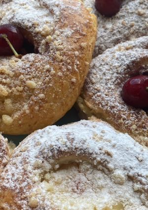 Пиріжки «Троянди»з вишнями та сиром