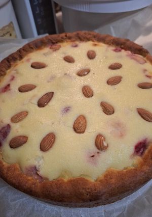 Пиріг на сирному тісті з полуницею та румбабаром