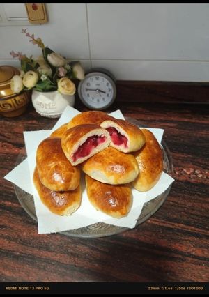 Пиріжки зі сливами з дріжджового тіста