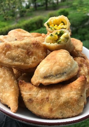 Пиріжки, як чебуреки, із зеленою цибулею, яйцями і рисом