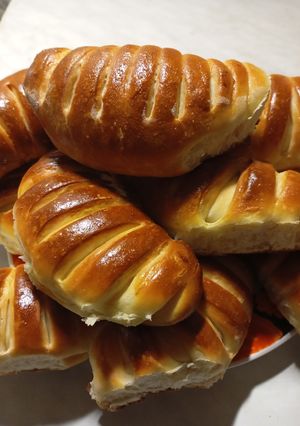 Пиріжки печені з згущеним молоком вареним