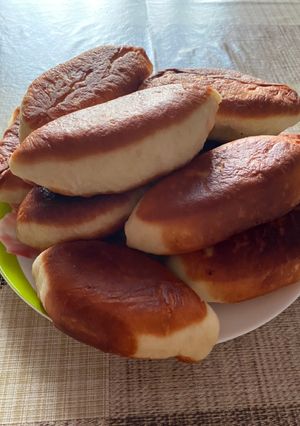 Пиріжки з мʼясом та картоплею