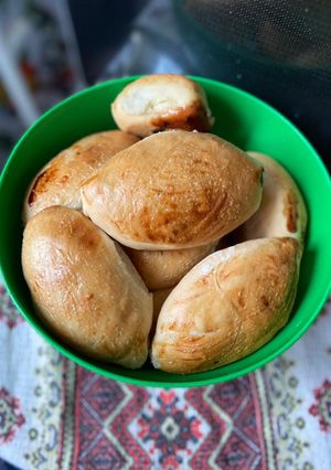 Пиріжки печені на тісті без яєць і молока