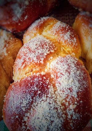 Плетені булочки з лимонною цедрою та штрейзельною крихтою