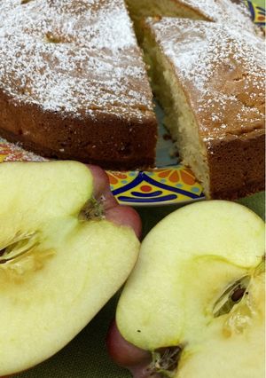 Пишна шарлотка з яблуками