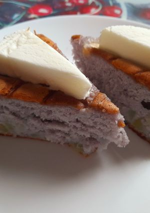 Повітряна шарлотка з грушею