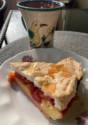 Пляцок з румбарбару та полуниці