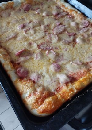 Піца домашня з салямі та сардельками (сосисками)