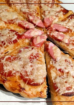 Піца на творожному тісті з чорізо і сосисками