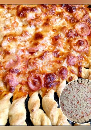 Піца на творожному тісті з сосисками, томатами і моцарелою з відривними бортиками