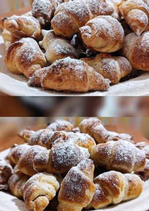 Рогалики з полуничним джемом