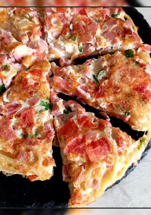 Піца-омлет з сардельками, сиром і помідорами на основі зі спагетті