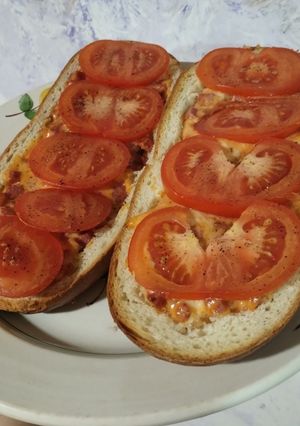 Піца в батоні з салямі та сиром