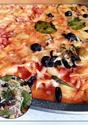 Піца на творожному тісті з ковбасою, баликом і маслинами