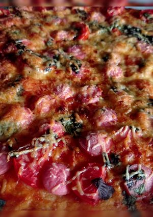 Піца на творожному тісті з сосисками, зеленню і сиром