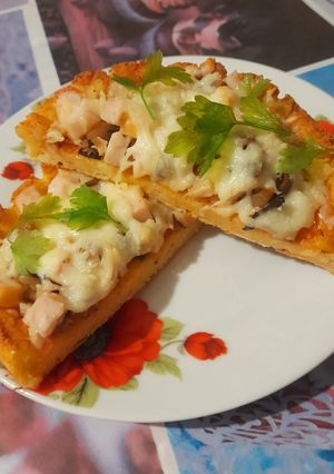 Сирний тарт з грибами, куркою та шинкою