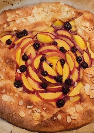 Сирна галета з персиками та лохиной