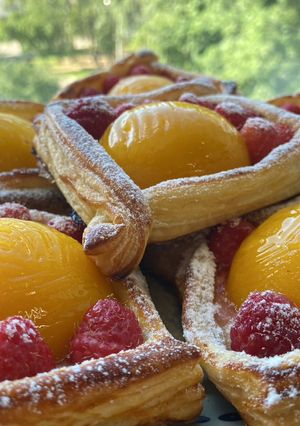 Слойки з персиком і малиною