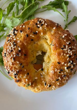 Сирні бейгли з оливками і лососем